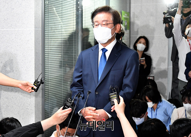 ▲ 보궐선거에서 당선된 이재명 더불어민주당 의원이 7일 국회 의원회관 내 의원실로 첫 등원을 하며 취재진 질문에 답변하고 있다. ⓒ이종현 기자