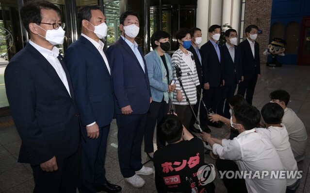 ▲ 제21대 국회 상반기 행정안전위원장을 맡았던 서영교 더불어민주당 의원과 전반기 행안위 소속 의원들이 23일 오전 서울 서대문구 경찰청을 찾아 윤석열 정부의 경찰통제 규탄과 경찰의 중립성을 촉구하며 입장을 말하고 있다ⓒ연합뉴스