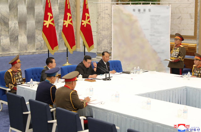 ▲ 지난 22일 김정은이 참석한 가운데 열린 노동당 중앙군사위원회 확대회의 모습. 동해안 지도가 보인다. ⓒ연합뉴스. 무단전재 및 재배포 금지.