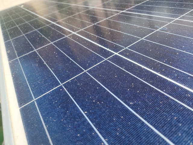 ▲ 태양광 패널 위에 떨어진 낙진.ⓒ독자제공