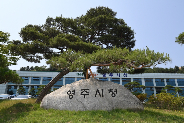 ▲ 경북 영주시가 적서동 일반공업지역에서 공사가 진행 중인 납폐기물재활용공장이 건축법 등 관련규정을 위반해 업체대표와 시공사를 수사기관에 고발하고, 23일 공사중지 명령을 내렸다.ⓒ영주시