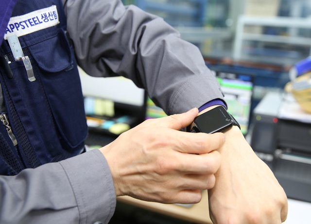 ▲ 동국제강 직원이 'D-Blu' 시스템과 연계된 스마트밴드를 착용한 모습. ⓒ동국제강