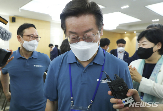 ▲ 이재명 더불어민주당 의원이 24일 충남 예산군 덕산 리솜리조트에서 열린 국회의원 워크숍을 마친 후 이동하고 있다. ⓒ뉴시스