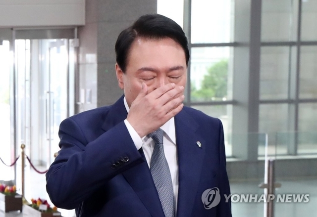 ▲ 윤석열 대통령이 24일 오전 서울 용산 대통령실 청사로 출근하며 취재진의 질문에 답하고 있다. ⓒ연합뉴스