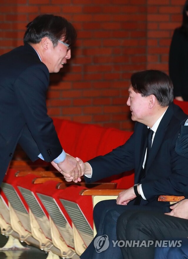 ▲ 지난 2019년1월2일 윤대진 당시 법무부 검찰국장(왼쪽)이 2일 오후 정부과천청사 1동 대강당에서 열린 법무부 시무식에 참석해 윤석열 당시 서울중앙지검장과 인사하고 있다.ⓒ연합뉴스