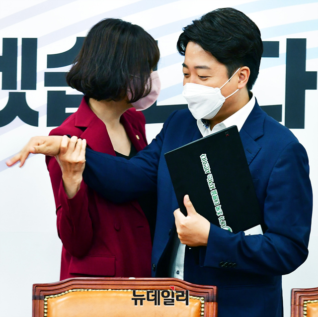 ▲ 이준석 국민의힘 대표가 23일 오전 국회에서 열린 최고위원회의에 참석하며 배현진 최고위원의 악수를 거부하고 있다.ⓒ이종현 기자