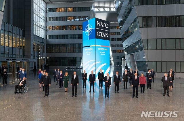 ▲ 지난해 6월 벨기에 브뤼셀에서 열린 나토 정상회의 당시 기념사진 촬영 모습. ⓒ뉴시스 AP. 무단전재 및 재배포 금지.