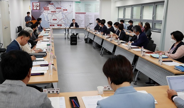 ▲ 김태흠 충남도지사 당선인이 24일 충남도청에서 열린 석탄화력발전 폐지 대응 방안보고회에 참석해 발언을 하고 있다.ⓒ김태흠 당선인 준비위