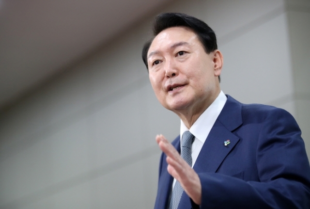 ▲ 윤석열 대통령이 24일 오전 용산 대통령실 청사에서 열린 출근길 도어스테핑에서 취재진의 질문에 답하고 있다. ⓒ대통령실사진기자단