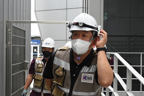 ▲ IoT 기반 스마트안전모를 활용한 현장 안전점검.ⓒSR