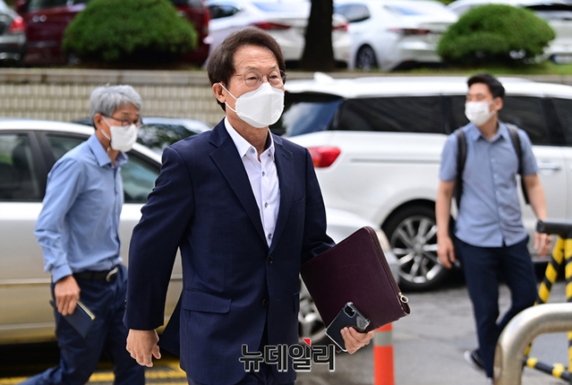 ▲ 해직교사 부정 채용 의혹을 받고 있는 조희연 서울교육감이 24일 오전 서울 서초구 서울중앙지법에서 열린 재판에 출석하고 있다.ⓒ정상윤 기자