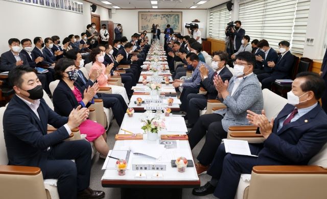 ▲ 당선인 제12대 35명의 여야 충북도의원 당선인들이 24일 상견례를 가졌다.ⓒ충북도의회