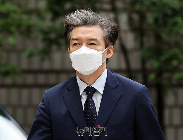 ▲ 자녀 입시비리 등의 혐의로 재판에 넘겨진 조국 전 법무부 장관이 24일 오전 서울 서초구 서울중앙지법에서 열린 재판에 출석하고 있다. ⓒ정상윤 기자