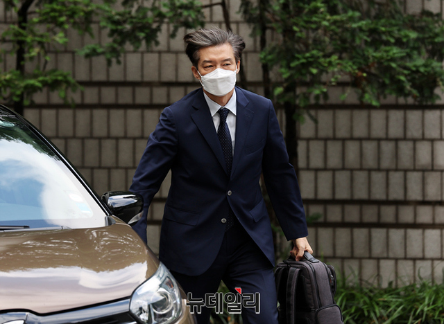 ▲ 조국 전 법무부 장관이 24일 오전 서울 서초구 서울중앙지법에 도착한 모습. ⓒ정상윤 기자