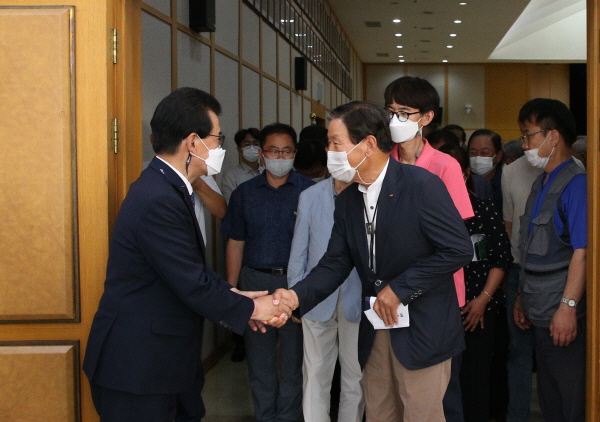 ▲ 이시종 도지사가 충주시민과의 만남행사에 참석한 시민 300여명과 일일이 악수를 나누고 있다.ⓒ충주시