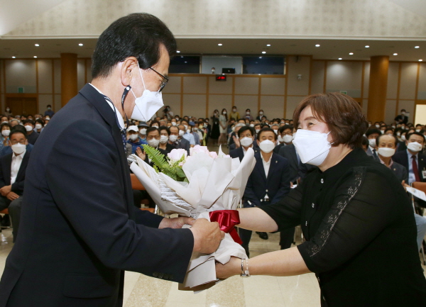 ▲ 충주시민 대표가 이시종 도지사에게 꽃다발을 전달하고 있다.ⓒ충주시