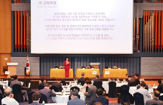 ▲ 강은희 대구시교육감은 6월 23일 호텔인터불고에서 열린 한국대학교육협의회 주관 ‘2022 하계 대학총장 세미나’에서 130여 명의 전국 대학총장들을 대상으로 대구시교육청이 공교육을 혁신하기 위해 펼친 그간의 미래교육정책과 성과 등을 발표했다.ⓒ대구시교육청