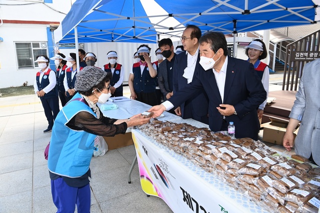 ▲ 한국자유총연맹 김천시지회는 24일 6.25전쟁 발발 72주년을 맞아 김천역 광장에서 전쟁음식 나눔시식회 행사를 가졌다.ⓒ김천시