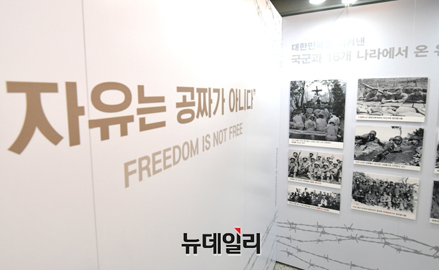 ▲ 정경희 국민의힘 의원 주최 '김일성이 일으킨 6·25전쟁 사진전'이 지난 13일 국회 의원회관 2층 로비에서 열린 가운데 시민들이 전시를 관람하고 있다.ⓒ이종현 기자