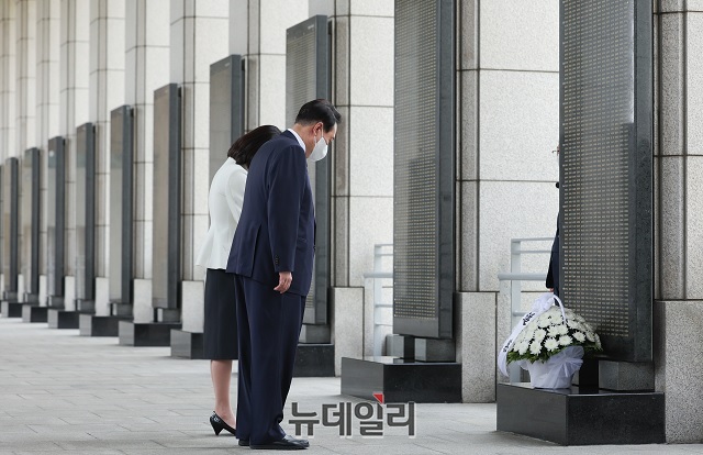 ▲ 윤석열 대통령과 김건희 여사가 지난 17일 서울 용산구 전쟁기념관에서 열린 국가유공자 및 보훈가족 초청 오찬에 앞서 국군 전사비 명비를 찾아 참배했다.ⓒ대통령실 국민소통관실