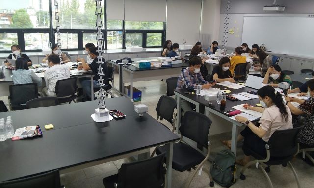 ▲ 윤건영 충북도교육감직 인수위원회가 26일 현장소통 T/F팀 간담회를 가졌다.ⓒ충북교육감직 인수위