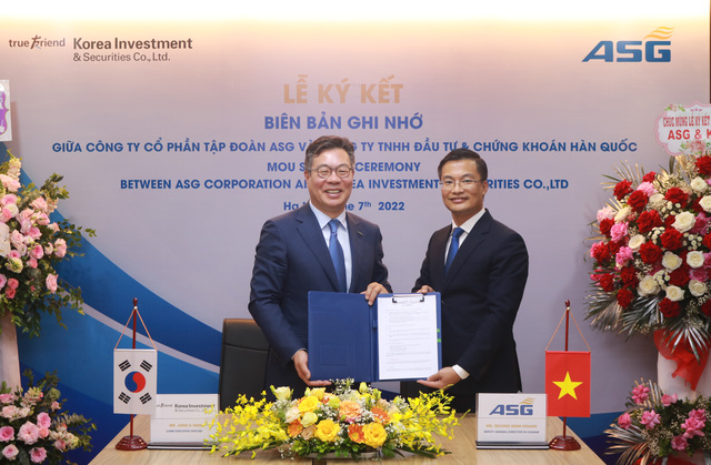 ▲ 지난 7일 정일문 한국투자증권 사장(왼쪽)과 쯔엉 덕 띵(Duong Duc Tinh) ASG 회장이 업무협약을 체결하고 기념사진을 촬영하고 있다. ⓒ한국투자증권