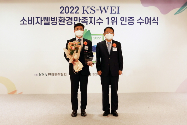 ▲ 허권회 한일시멘트 상무(왼쪽)와 한국표준협회 강명수 회장이 KS-WEI 1위 인증 수여식에서 기념촬영을 하고 있다. ⓒ한일시멘트