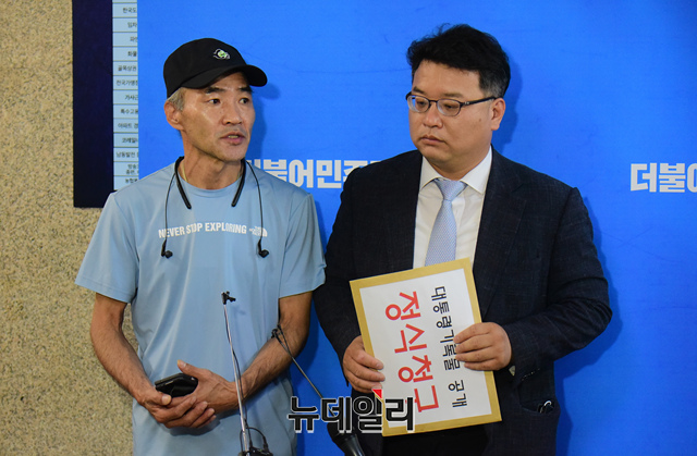 ▲ 서해 피격 해수부 공무원의 형 이래진 씨와 김기윤 변호사가 27일 국회를 찾아 우상호 더불어민주당 비상대책위원장과의 비공개 면담에 앞서 취재진의 질문에 답하고 있다. ⓒ이종현 기자