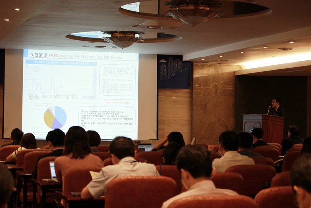 ▲ 박철한 연구위원이 하반기 건설경기 전망을 발표하고 있다. ⓒ한국건설산업연구원