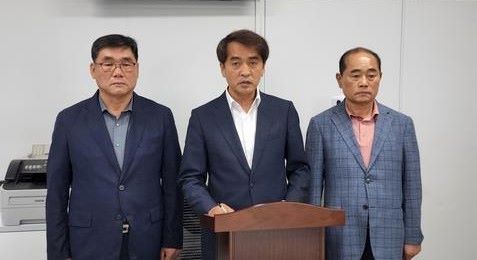 ▲ 기자회견하는 최재형 보은군수 당선인(가운데).ⓒ보은군수직 인수위