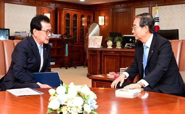 ▲ 이시종 충북도지사가 27일 정부서울청사 국무총리실을 방문, 한덕수 국무총리에게 세계무예마스터십 국가지원을 건의하고 있다.ⓒ충북도