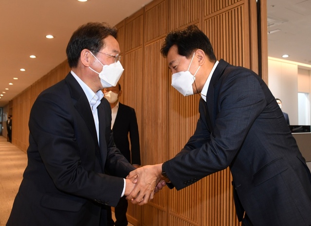 ▲ 오세훈(오른쪽) 서울시장이 27일 서울시청 집무실에 유정복 인천시장 당선인과 만나고 있다. ⓒ서울시 제공