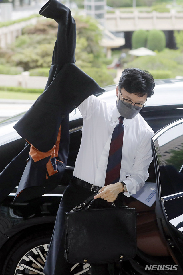 ▲ 한동훈 법무부 장관이 27일 경기 과천시 법무부 청사로 출근하고 있다. ⓒ뉴시스