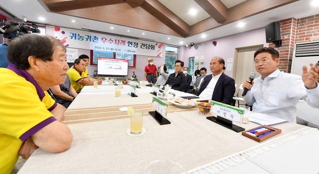 ▲ 이철우 지사는 27일 상주 모동면 정양마을을 방문해 귀농귀촌 현장의견을 청취하고 귀농인과 예비 귀농인들을 격려하는 시간을 가졌다.ⓒ경북도