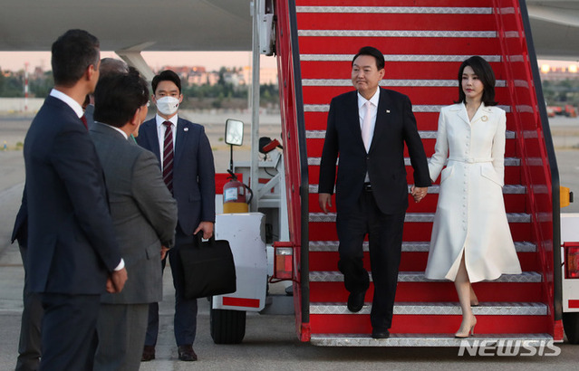 ▲ 윤석열 대통령과 부인 김건희 여사가 27일(현지시간) 마드리드 바라하스 국제공항에 도착해 트랩을 내려오고 있다. ⓒ뉴시스
