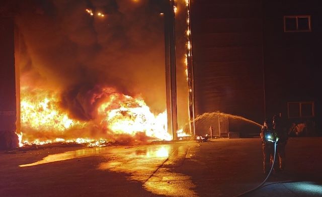 ▲ 진천 산업폐기물 산업폐기물처리장(재활용공장) 화재 현장.ⓒ진천소방서