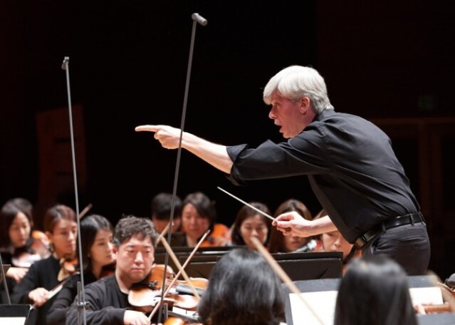 ▲ 지휘자 마시모 자네티.ⓒ경기아트센터