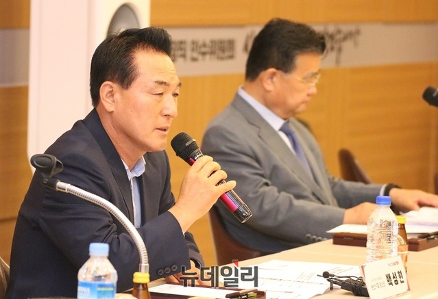 ▲ 백성현 논산시장 당선인이 28일 오전 내동 인수위 사무실에서 지방지·언론사 합동 간담회를 하고 있다.ⓒ이길표 기자