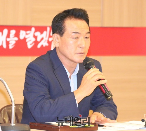 ▲ 백성현 논산시장 당선인이 28일 지방지·언론사 합동 간담회에서 기자의 질문에 답변하고 있다.ⓒ이길표 기자