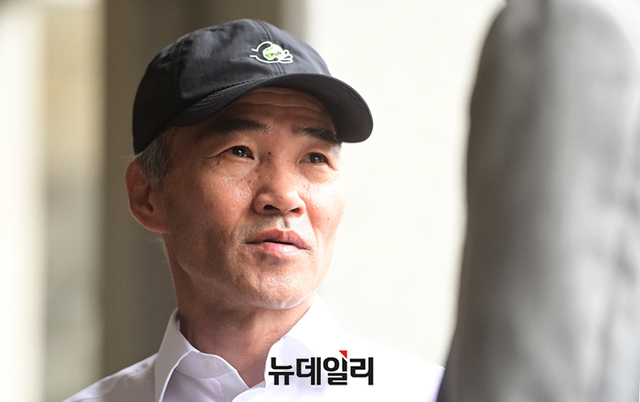 ▲ 서해상에서 북한군에 피살된 해양수산부 공무원 고(故) 이대준씨의 형 이래진씨와 법률대리인 김기윤 변호사가 28일 오전 서초구 서울중앙지검 앞에서 기자회견을 열었다. ⓒ정상윤 기자