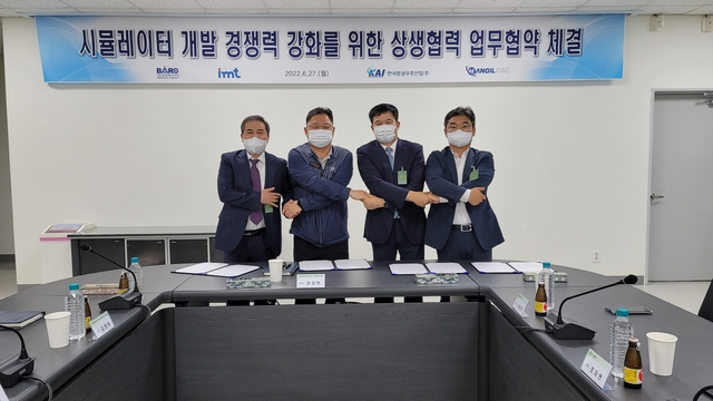 ▲ 왼쪽부터 신용인 한길씨앤씨 대표이사, 한창헌 KAI 미래사업부문장, 조자연 아이엠티 대표이사, 구칠효 바로텍시너지 대표이사.ⓒKAI