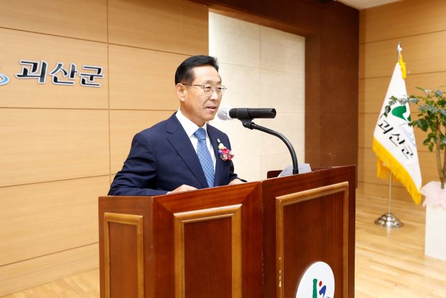 ▲ 괴산군이 28일 군청에서 민영완 부군수를 비롯해 군 주요 기관‧단체장, 전‧현직 의원, 주요 공무원 등 100여 명이 참석한 가운데 이차영 군수 이임식을 가졌다.ⓒ괴산군