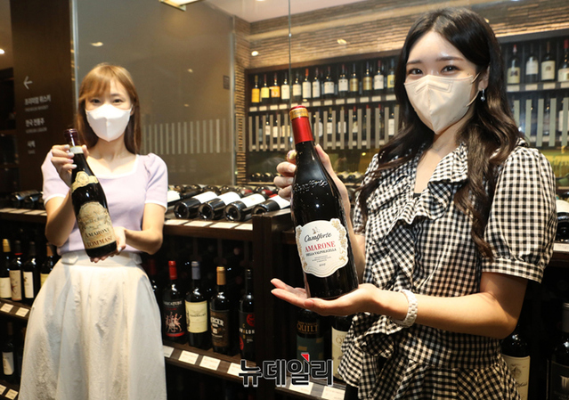 ▲ 28일 서울 중구 롯데백화점 본점 지하 1층 와인 매장에서 모델들이 '와인&리커 페스타' 상품을 홍보하고 있다. ⓒ롯데쇼핑