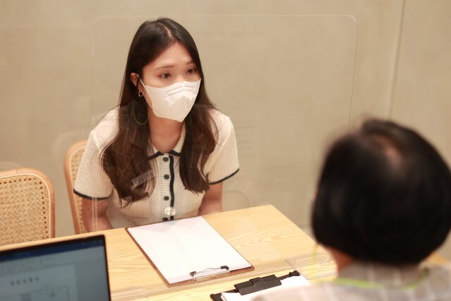 ▲ 고객이 롯데백화점 리조이스 심리상담소에서 상담을 받는 모습.ⓒ롯데