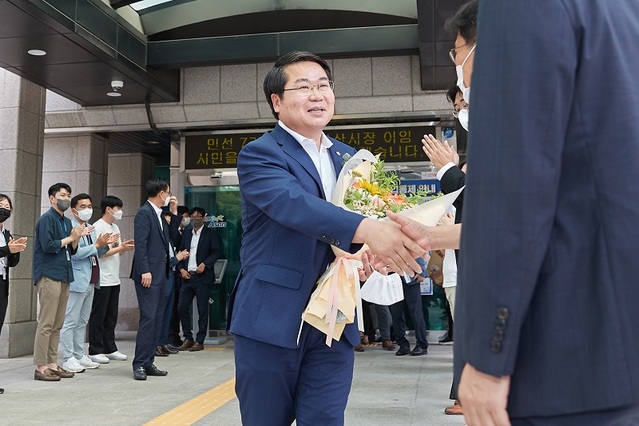▲ 오세현 아산시장이 28일 시청에서 이임식을 마친뒤 직원들을 배웅을 받으며 시청을 떠나고 있다.ⓒ아산시