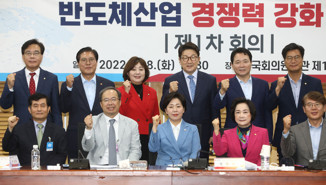 ▲ 서울 여의도 국회 의원회관에서 28일 오전 10시 30분에 열린 반도체산업 경쟁력 강화 특별위원회 제1차회의에서 권성동 국민의힘 원내대표와 양향자 반도체산업 경쟁력 강화 특별위원회 위원장을 비롯한 참석자들이 기념촬영을 하고 있다.ⓒ뉴시스(공동취재사진)