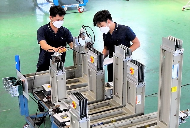 ▲ LS전선아시아 베트남 호찌민 LSCV에서 작업자가 버스덕트를 점검하고 있다. ⓒLS전선아시아