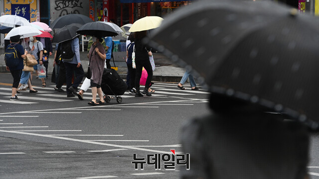 ▲ 장맛비에 우산을 쓰고 걸어가는 시민들ⓒ강민석 기자