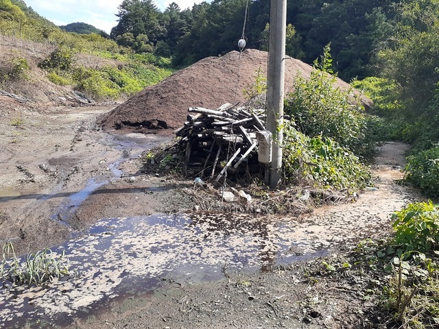 ▲ 충북 괴산군 청천면 금평리 265-2번지 일대에 계분과 음식물 쓰레기 수백여 톤이 방치돼 있어 악취와 함께 환경을 크게 훼손하고 있다. 사진은 최근 비가 내리면서 음식물 쓰레기에서 발생한 오수가 가득 고여 있다.ⓒ독자 제공