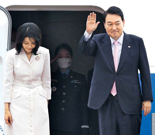▲ 태극기 배지를 달고 NATO 정상회의로 향발하는 윤석열 대통령 부부의 출국인사.